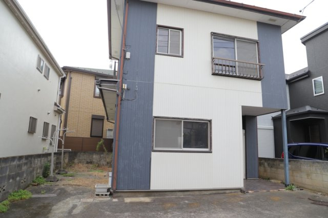 土地の形が極端に長細かったり、狭小地、あるいは道路との高低差がある傾斜地だった場合、後々売ろうとしても買い手がつかない場合もあります。後々、売却することになった時に価値の下がらない土地を選びましょう。