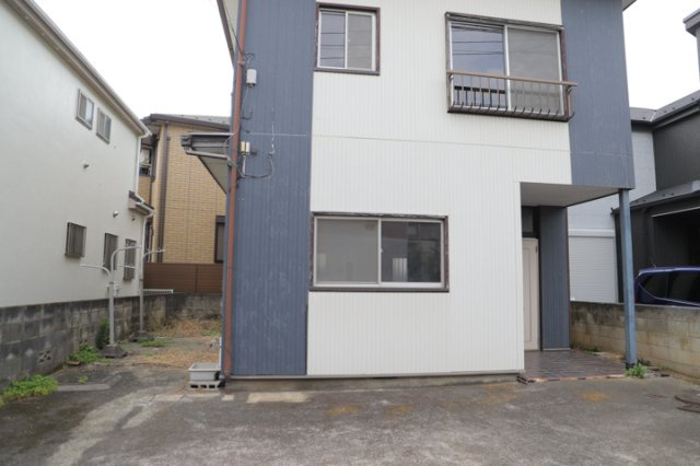 土地の面積＝住宅面積ではありません。建ぺい率の問題などで、土地のある場所によって住宅を建てられる面積は限られています。高さもしかり、「土地」という言葉の中には、建築条件も含まれると考えておきましょう。