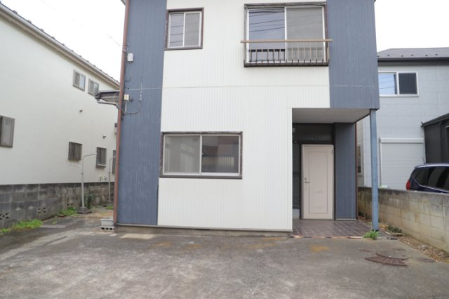 家を建てる場合、方位は要チェックです。現実的に日当たりのよい家ならばリビングは南側、建築基準法でも北側に当たる家への配慮は求められています。土地を見学に行く際は、方位磁針を持って行くようにしましょう。