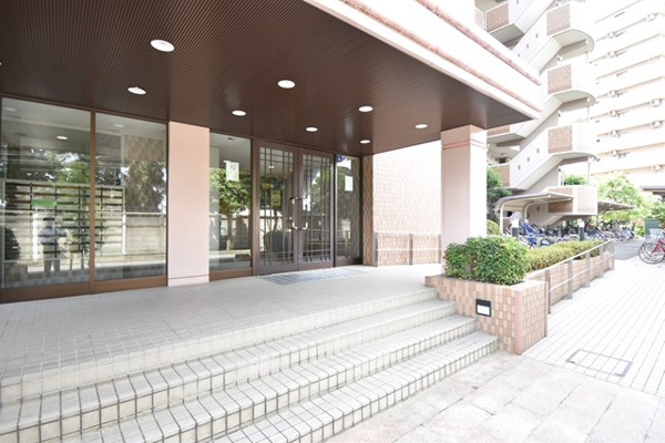 ロイヤルコート豊中参番館のエントランス