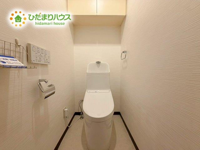 白を基調としたトイレは、インテリア次第でどんな空間になるかワクワクしますね♪