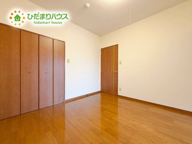 広めの主寝室は、ベッドの他にもパソコンデスクやドレッサーなども置けちゃいます(*^-^*)