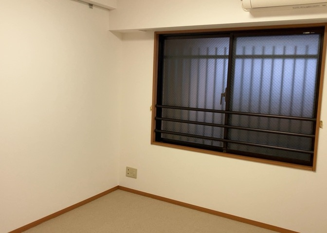 洋室のメリットは重い家具が置きやすく、身の回りが整理しやすいことです。　床がフローリングのため畳とは異なり凹みにくいです。　クローゼットなど収納が豊富で、普段使わない旅行カバンや服の整頓も簡単にです。