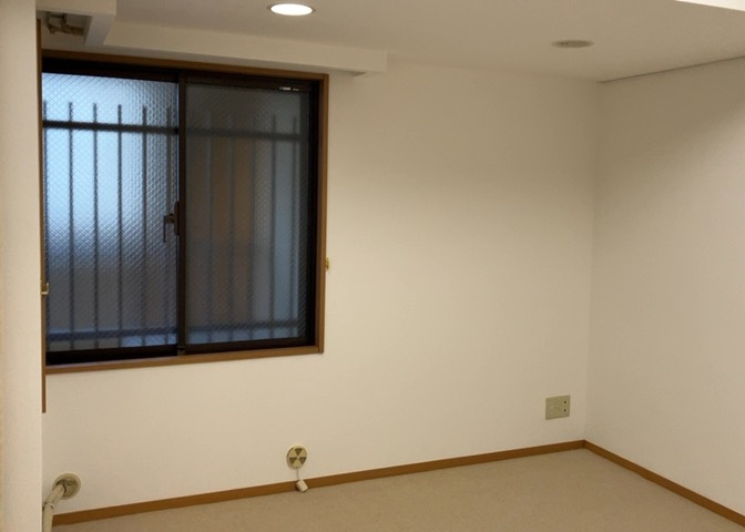 寝室でゆっくりと過ごすためにはベッド周りの適度な空間を担保することや窓の位置、照明の明るさ、寝室の広さなどを考える必要があります。自身や家族の構成とライフスタイルに併せて寝室にする部屋を選びましょう！