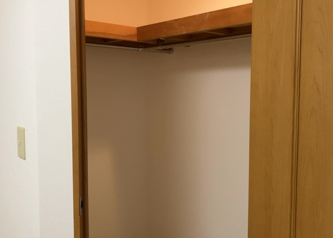 デザイン性を重視しすぎて収納が少なかった！なんてことにならないため、事前に現地で収納の数を確認しておくことをお勧めします。クローゼット以外にも床下収納や屋根裏収納、パントリーなどもチェックしましょう。