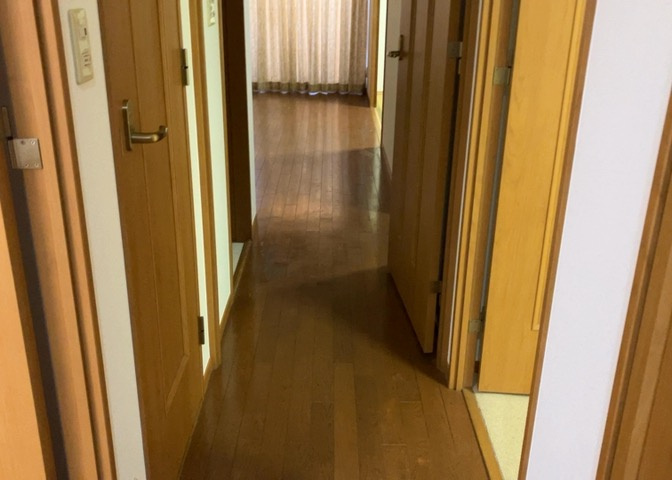 内装はとにかくおしゃれなものがいい！と選ぶ前に、まず住んだ後のことを想像してみましょう。住んでみたらコンセントの位置が悪くて使いにくいなど出てきます。事前にどの家電をどこに置くか想定しておきましょう。