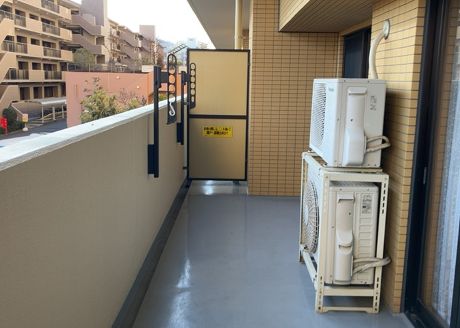 バルコニーは、室外の専用スペースのうち、「屋根がなく開放された空間」であるものを指します。ベランダより広いタイプのものが多く、日当たりもよいため家庭菜園などを楽しみたい人にとって適した環境となります。