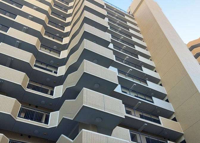 外観はマンション管理がされているかの目安になります。築年数が古いと、壁面は劣化してひび割れが生じることも！建物が古びていても細かいところが修繕されていると、きちんと管理されているなぁと感じるでしょう。