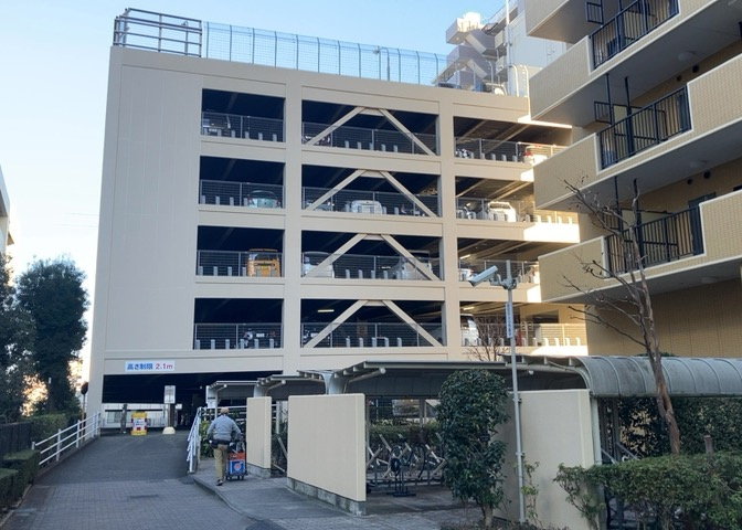 駐車場と明記されていても、最小スペースでつくられた駐車場だと大型車は駐車できなかったり、出入りしにくくなったりする可能性があります。お車のサイズと購入したい物件の駐車場のサイズを現地で確認しましょう。