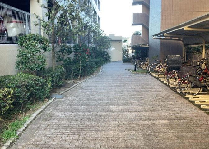 中庭（パティオ）とは、一つの建築物の内部に設けられた、壁などで囲われている庭のことを指します。コの字型、ロの字型が主流ですが、L字型の中庭もあります。最近では、インテリア性の高さからも人気があります。