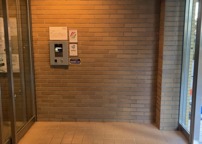 ロビーというと、エントランスと何がちがうの？と思いますよね。実はロビーとエントランスには明確な決まりはありません。物件によっては、エントランスを入って広がるある程度の広さのある空間がロビーとなります。