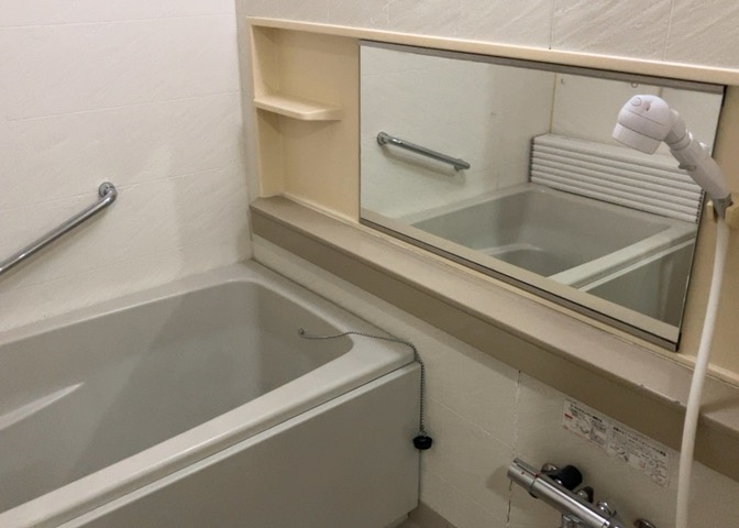 入浴時の快適さも大事なことですが、綺麗な状態を維持できなければ気持ちよく入浴できません。毎日の掃除が楽という点は大事なポイントになります！カビが生えにくく掃除がしやすい、壁や浴槽を選ぶといいでしょう。
