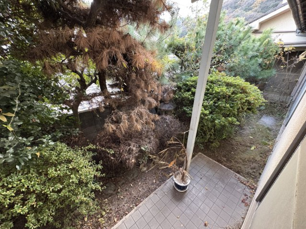 【水呑向丘　土地建物の庭】
