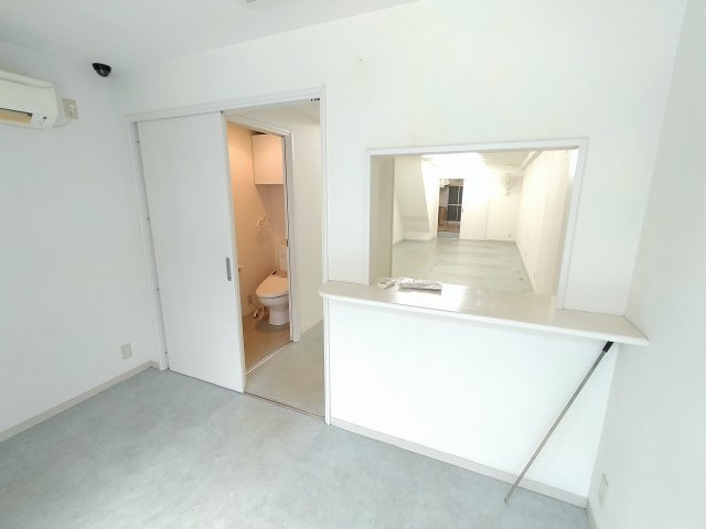 入ってすぐに、真っ白な受付カウンターがございます。