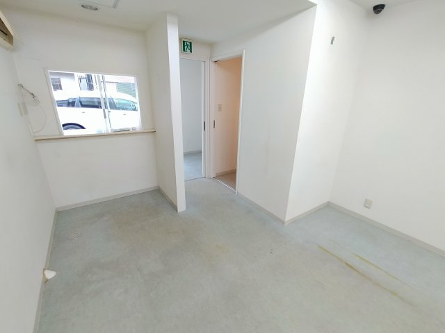 店舗部分から見た受付カウンターです。