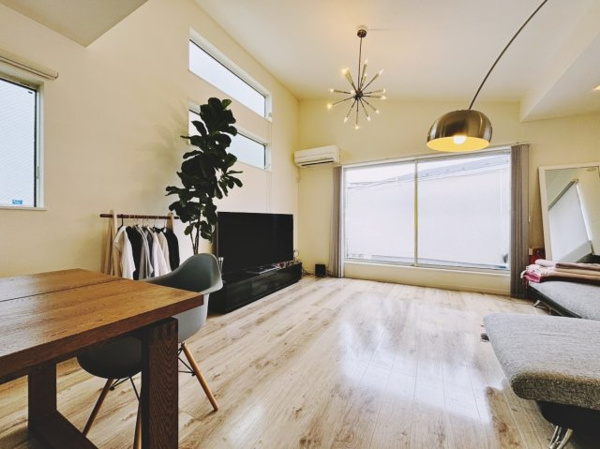 【 開放的なリビングのある家 の居間】