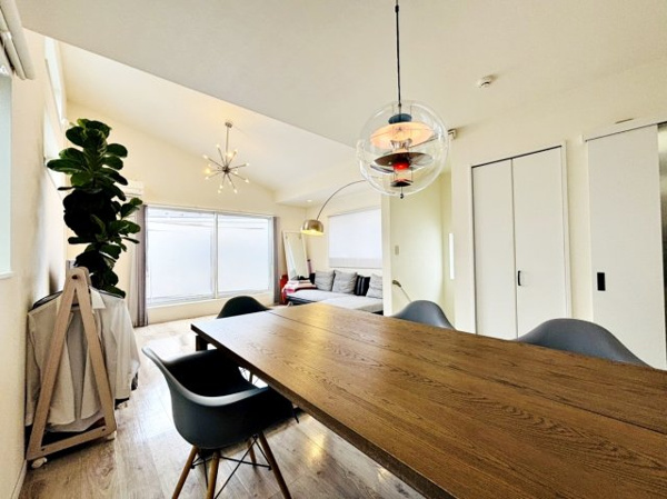 【 開放的なリビングのある家 の居間】