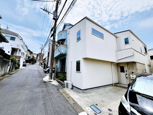 【 開放的なリビングのある家 の外観】