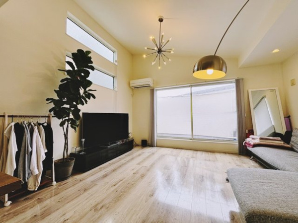 【 開放的なリビングのある家 の居間】