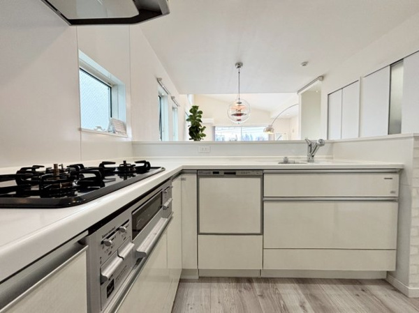 【 開放的なリビングのある家 のキッチン】