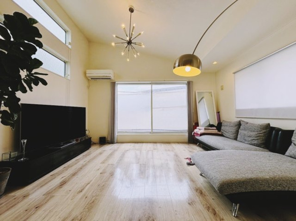 【 開放的なリビングのある家 の居間】