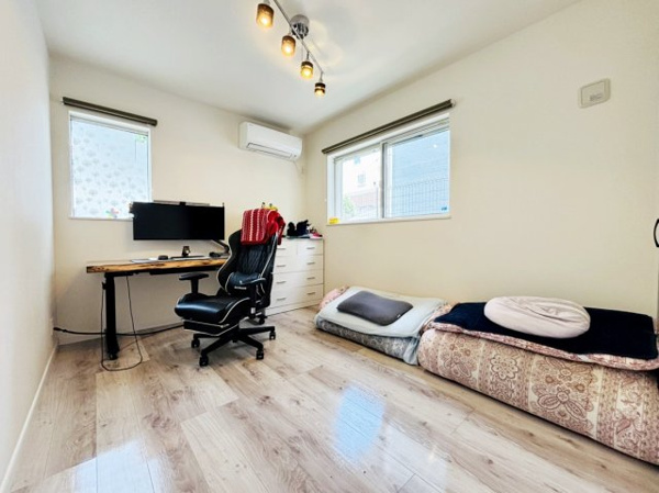 【 開放的なリビングのある家 の洋室】