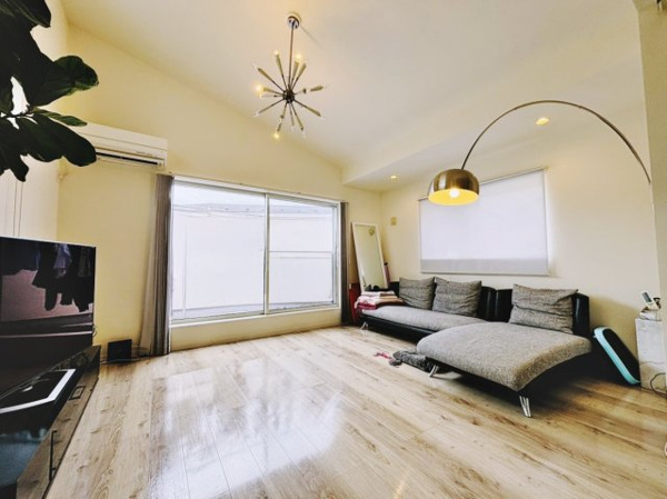 【 開放的なリビングのある家 の居間】