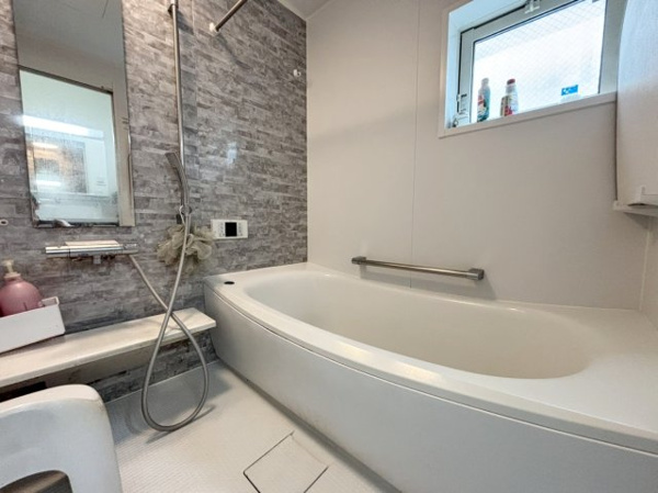 【 開放的なリビングのある家 の浴室】