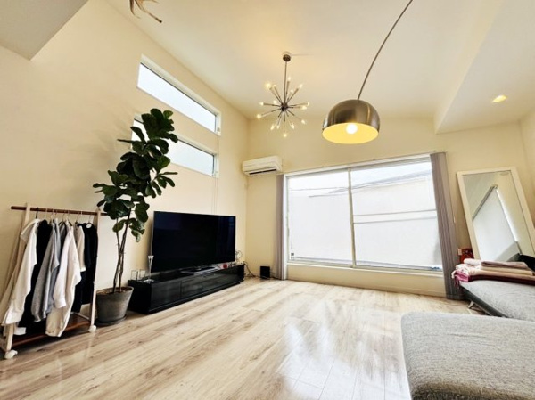 【 開放的なリビングのある家 の居間】