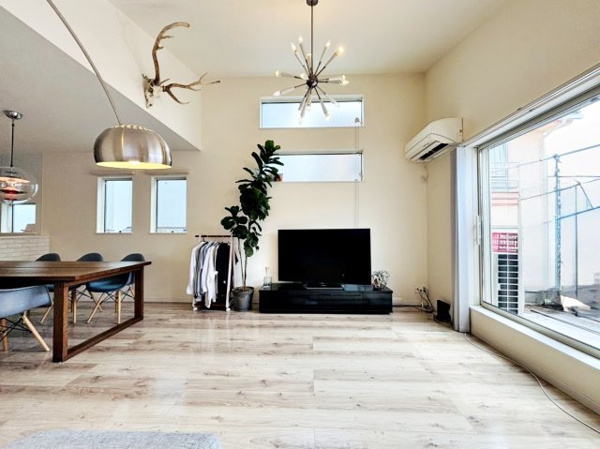 【 開放的なリビングのある家 の居間】