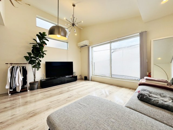 【 開放的なリビングのある家 の居間】