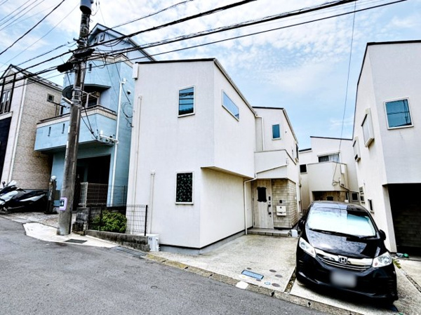 【 開放的なリビングのある家 の外観】