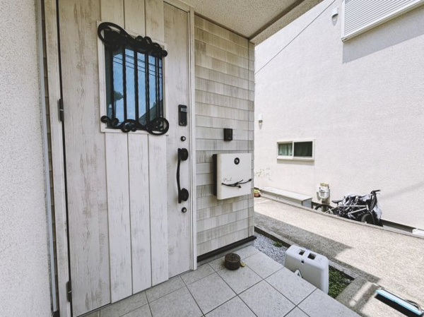 【 開放的なリビングのある家 の玄関】