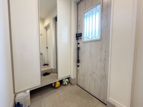 【 開放的なリビングのある家 の玄関】