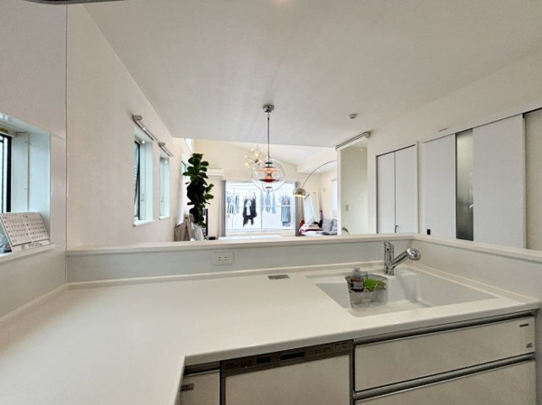 【 開放的なリビングのある家 のキッチン】