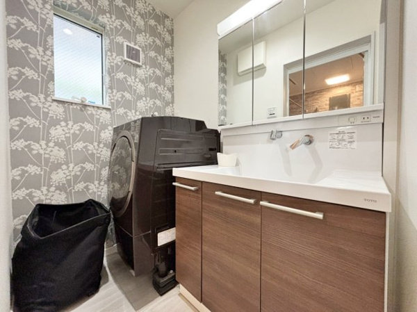 【 開放的なリビングのある家 の洗面】