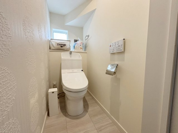 【 開放的なリビングのある家 のトイレ】