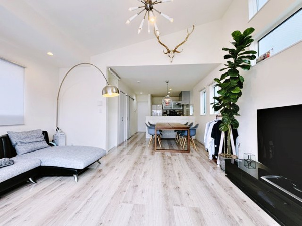 【 開放的なリビングのある家 の居間】