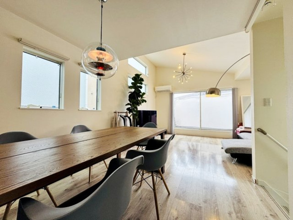 【 開放的なリビングのある家 の居間】