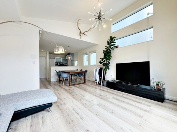 【 開放的なリビングのある家 の居間】