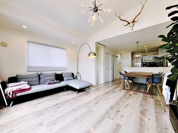 【 開放的なリビングのある家 の居間】