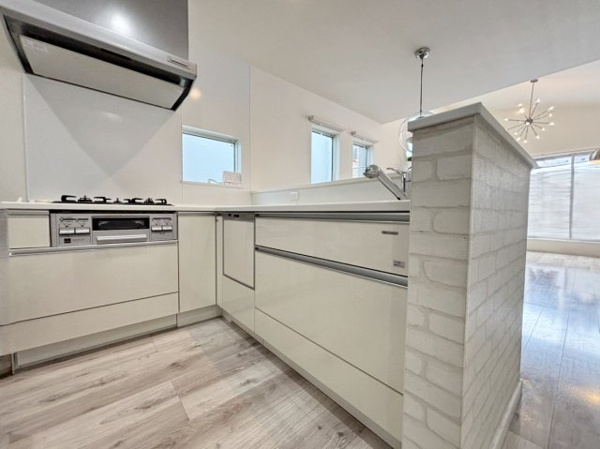 【 開放的なリビングのある家 のキッチン】