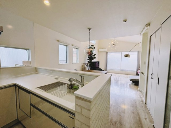 【 開放的なリビングのある家 の居間】