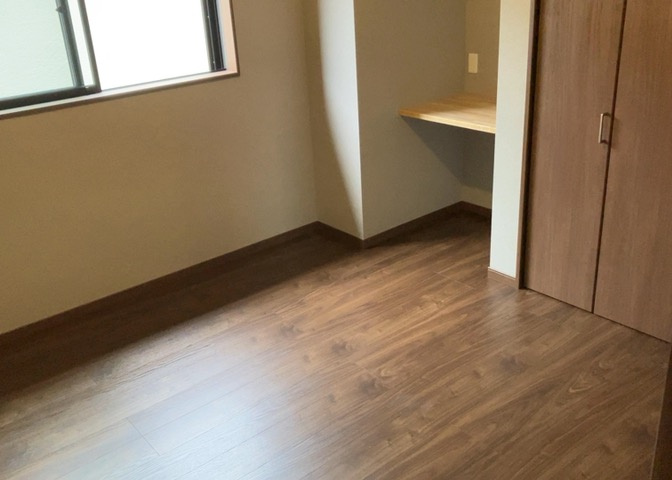寝室でゆっくりと過ごすためにはベッド周りの適度な空間を担保することや窓の位置、照明の明るさ、寝室の広さなどを考える必要があります。自身や家族の構成とライフスタイルに併せて寝室にする部屋を選びましょう！