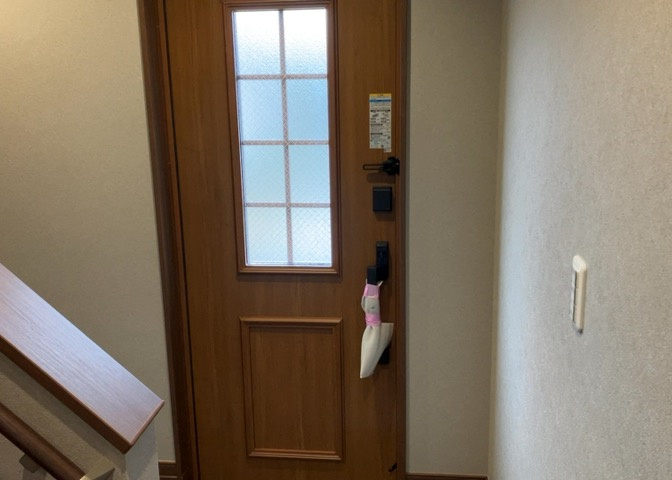 玄関は家の顔でもあり、家族以外の目にも止まる場所です。玄関は外との間を仕切る扉、靴などをしまっておく収納スペース、靴脱ぎのたたきスペース、来客とのやり取りをするドアホンなど複数のアイテムからなります。