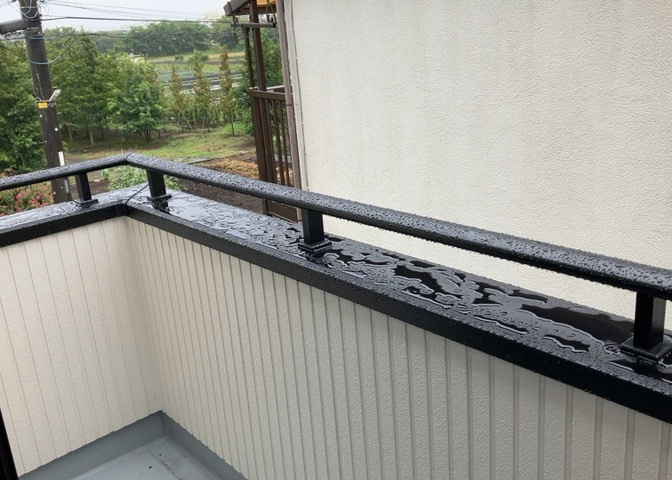 バルコニーは、室外の専用スペースのうち、「屋根がなく開放された空間」であるものを指します。ベランダより広いタイプのものが多く、日当たりもよいため家庭菜園などを楽しみたい人にとって適した環境となります。