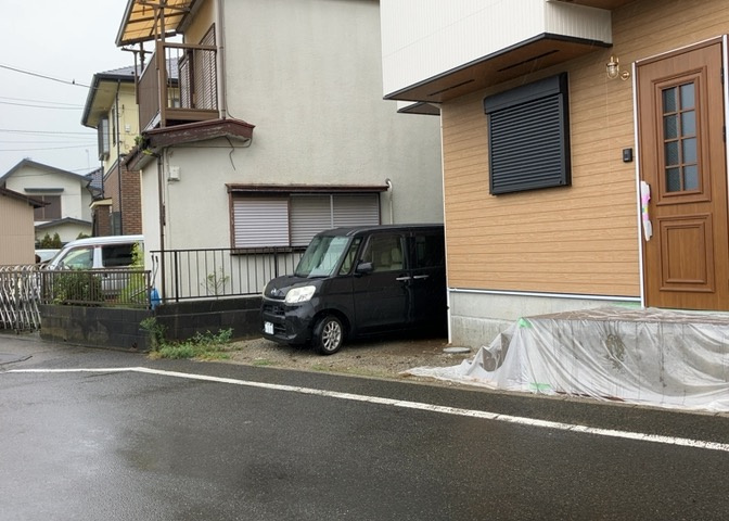駐車場と明記されていても、最小スペースでつくられた駐車場だと大型車は駐車できなかったり、出入りしにくくなったりする可能性があります。お車のサイズと購入したい物件の駐車場のサイズを現地で確認しましょう。