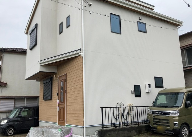 木造住宅とは土台、壁、柱など建築物の強度を支える構造体の材に木が使用されている構造を指します。構造体は建物の自重を支えるだけではなく風圧や水圧、積裁荷重などあらゆる衝撃に耐えるための基礎です。