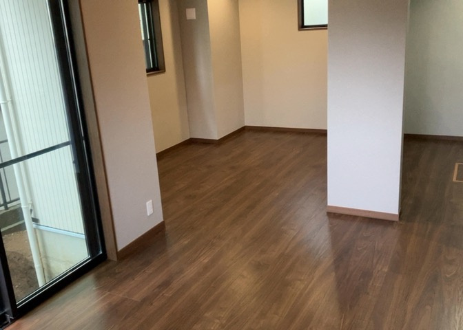 L型アイランドタイプは、キッチンからダイニングにもリビングにも目が行き届くので、とても使いやすい配置です。L字型独立タイプは、キッチンを独立させてるためLDKというよりもLDといった様なイメージです。