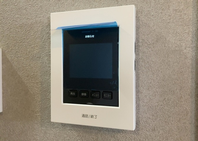 モニターで来訪者を確認して、目的が分からない場合はインターホンを通じて室内から会話することができます。怪しいと感じた場合はインターホン越しにお帰りいただくことができるので、直接会うことがなく安全です。